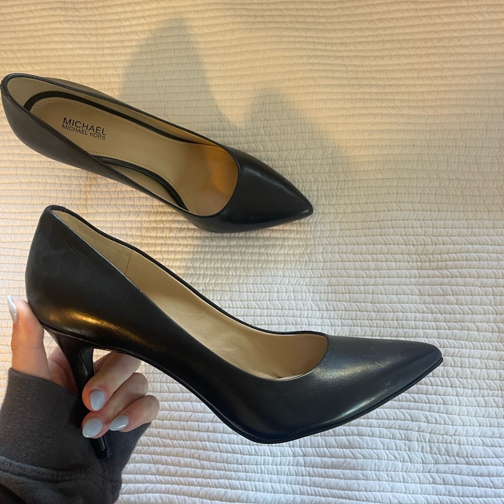 MICHAEL KORS Black Leather Pumps